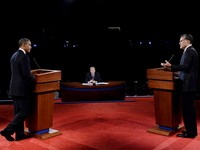 Debat ini dimoderatori oleh Jim Lehrer, seorang jurnalis senior dari PBS Newshour. Debat yang berlangsung selama 90 menit diperkirakan ditonton oleh 60 juta pasang mata mellaui siaran televisi.