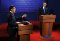 Kesempatan itu dimanfaatkan Romney untuk menyerang Obama soal kebijakan ekonomi yang menurutnya telah menghancurkan kelas menengah Amerika. Sementara Obama menampik dengan berjanji bahwa dirinya akan terus berjuang untuk seluruh warga AS termasuk kelas menengah.