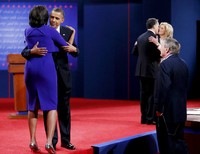 Usai berdebat, masing-masing kandidat disambut istri masing-masing.