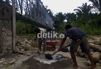 Para pekerja tengah membangun jembatan di Kepulauan Nias.
