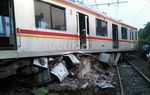 Tabrak Peron, KRL Commuter Line Rusak Parah