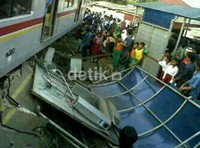 Warga berdatangan untuk menonton kereta jurusan Bogor-Jakarta tersebut. (Aditya Brahmanda).