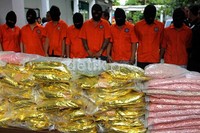 Polisi menunjukan barang bukti ekstasi asal Belanda dan para tersangka di Direktorat Reserse Narkoba, Polda Metro Jaya, Jakarta, Kamis (4/10).