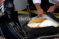 Untuk mengelabui petugas, para tersangka memasukan barang haram tersebut ke dalam jok motor.
