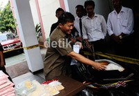 Dari tangan tersangka petugas berhasil menyita 805 ribu butir ekstasi, 280 butir happy five dan 2,3 kilogram sabu yang dimasukan dalam jok motor.