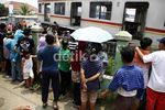 KRL Anjlok Jadi Tontonan Warga