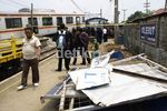 KRL Anjlok Jadi Tontonan Warga
