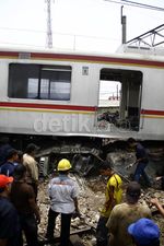 KRL Anjlok Jadi Tontonan Warga