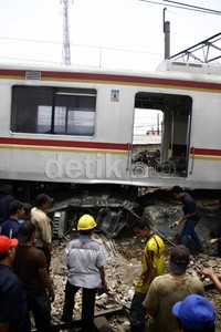 Sementara itu sejumlah petugas masih berupaya untuk mengevakuasi gerbong kereta yang melintang. (Ramses/detikcom).