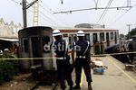 KRL Anjlok Jadi Tontonan Warga