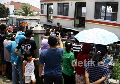 KRL Anjlok Jadi Tontonan Warga