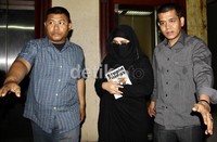 Dengan dikawal dua petugas, Yulianis memasuki ruang sidang Pengadilan Tipikor, Jakarta. (Ramses/detikcom).