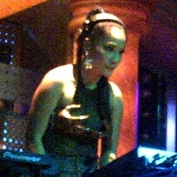 Jadi DJ, Jenny Cortez Pakai Bra Bentuk Tangan
