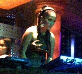 Jadi DJ, Jenny Cortez Pakai Bra Bentuk Tangan