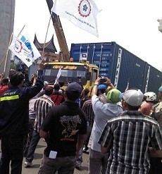 Buruh Demo Soal Outsourcing, Hatta Rajasa Sentil Cak Imin