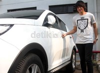 Kevin dan mobil kesayangannya. (Gusmun/detikHot).