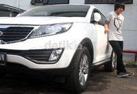 Ia pun tampak serasi putih-putih dengan mobil kesayangannya, SUV KIA. (Gusmun/detikHot).