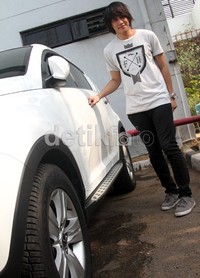 Kevin Aprilio dan mobil kesayangannya saat ditemui di acara DahSyat di Studio RCTI, Kebon Jeruk, Jakarta Barat, Kamis (4/10/2012). (Gusmun/detikHot).