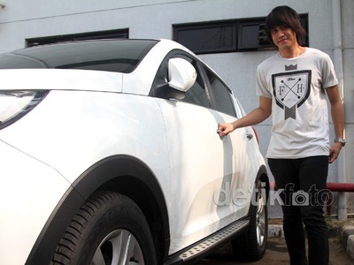 Kevin Aprilio dan Mobil Putih Kesayangannya