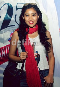 Olivia menyentuh gaya casualnya dengan syal dan bibir merahnya. (Gusmun/detikHot).