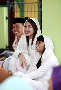 Ayu menggelar pengajian di kediamannya di kawasan Depok, Jawa Barat, Kamis (4/10/2012).