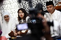 Masih dalam keadaan haru, dara yang juga sering menjadi host tamu di acara musik Dahsyat di RCTI itu berharap, perjalanan haji orangtuanya lancar.