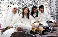 Ayu Ting Ting dan keluarga menggelar jumpa pers.