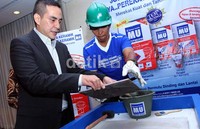 Meskipun berpakaian rapi, ia tak sungkan untuk mencoba dan memperagakan produk terbaru dan unggulan Mortar Utama.