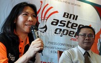 Pebulutangkis legendaris yang juga pendiri Astec Open Susi Susanti (kiri), tergerak menyelenggarakan kejuaraan didasari niat untuk menyemarakkan bulutangkis nasional.