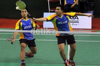 Pemain ganda putra dari klub Jaya Raya, tengah beraksi dalam pertandingan kejuaraan bulutangkis Pembangunan Jaya Cup 2012.