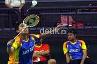 Pemain tunggal putri Jaya Raya Ersalita, mencoba mengikuti permainan bola net dari lawannya. Kejuaraan ini akan diikuti oleh delapan klub besar di tanah air.