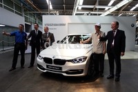 Plant Representative BMW AG Josef Weichinger, Presdir BMW Group Indonesia Ramesh Divyanathan, Head of CKD Quality & Production BMW Group Klaus Meissner, Presdir PT Gaya Motor Ary Mariano dan Presdir PT Tjahja Sakti Motor Henry Eric Wirawan memperkenalkan BMW Seri 3 yang dirakit di pabrik PT Gaya Motor, Sunter, Jakarta Utara.