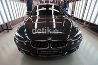 BMW 328i dan 320i menawarkan dinamika berkendara yang efisien, berkat adanya mesin 2000 cc dengan twin power turbo.