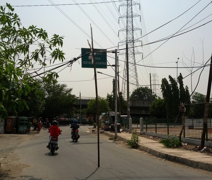 Tiang Bambu yang Menopang Kabel di Koja Masih Berdiri