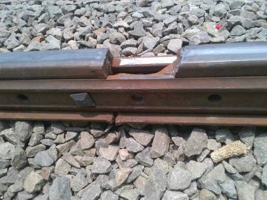 Ini Dia Rel Gompal Penyebab KRL Anjlok