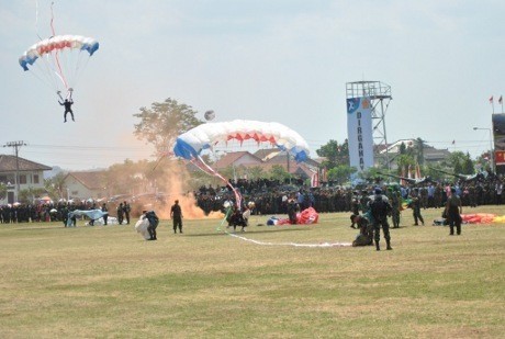 4 Penerjun HUT TNI Tersangkut di Pohon dan Tercebur ke Danau