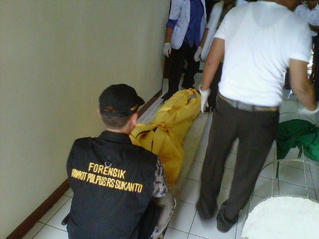 Jenazah Mahasiswa S3 UI Dibawa ke RS Kramat Jati untuk Diautopsi