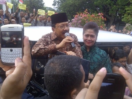 Dijemput Istri, Foke Tinggalkan Balaikota Naik Mobil Tua