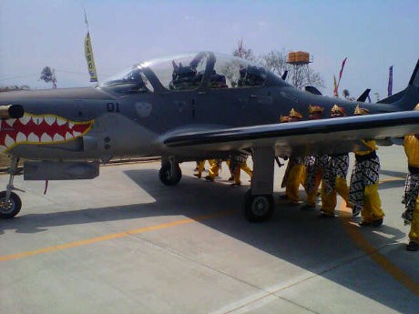 Super Tucano Beratraksi di Langit Halim