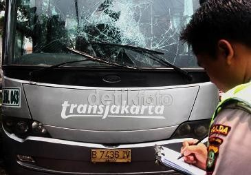 Langgar Rambu Lalu Lintas, Polisi Tertabrak TransJ
