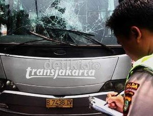 Langgar Rambu Lalu Lintas, Polisi Tertabrak TransJ