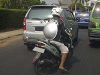 Gambar ini diambil di perempatan lampu merah Jalan Jenderal Sudirman Bandar Lampung. (Foto: Doni Septadijaya).