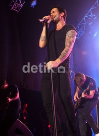 Sekitar pukul 21.00 WIB, Maroon 5 muncul di atas panggung yang diiringi oleh teriakan histeris penonton. (Foto:detikHot).