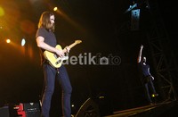 Adam Levine, Mickey Madden, James Valentine, Matt Flynn, dan PJ Morton tampil santai dengan kaos serba hitam. (Foto: detikHot).