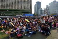 Kabarnya memang banyak turis yang hadir di konser penyanyi yang sudah aktif sejak tahun 1999 tersebut. AFP/Kim Jae-Hwan.