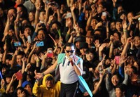 Dilanjutkan dengan hits dari Psy seperti Celebrity dan We are the One. AFP/Kim Jae-Hwan.