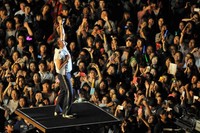 Di konser yang dipadati 80 ribu penggemar itu 6 perempuan berusia 50-an pingsan. AFP/Kim Jae-Hwan.