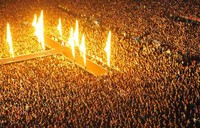 Keenamnya pingsan setelah kehabisan nafas karena banyaknya penonton. Dilansir AllKPop, Jumat (5/10/2012) seluruhnya langsung dilarikan ke rumah sakit. AFP/Kim Jae-Hwan.