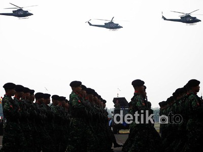 Defile Pasukan TNI Tutup Peringatan HUT ke-67 TNI