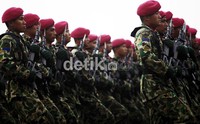 Kemeriahan peringatan HUT TNI ke-67 ditutup dengan defile pasukan TNI.